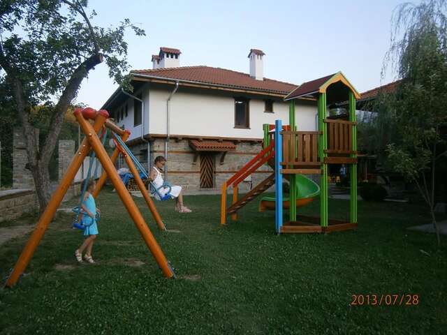 Комплексы для отдыха с коттеджами/бунгало Baba Stana Houses Априлци-3